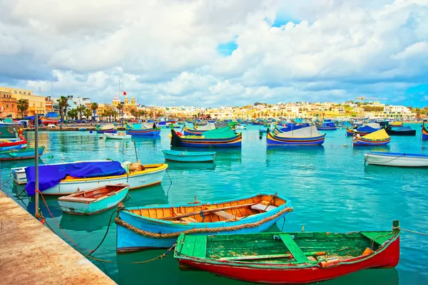 Luzzu Barevné Lodě Přístav Marsaxlokk Násep Záliv Středozemního Moře Ostrov — Stock fotografie