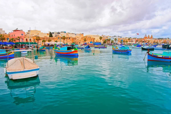 Луццу Красочные Лодки Marsaxlokk Гавани Бухте Средиземного Моря Остров Мальта — стоковое фото