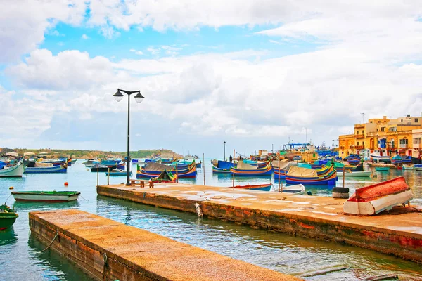 Luzzu Barevné Lodě Přístav Marsaxlokk Zálivu Středozemního Moře Ostrov Malta — Stock fotografie