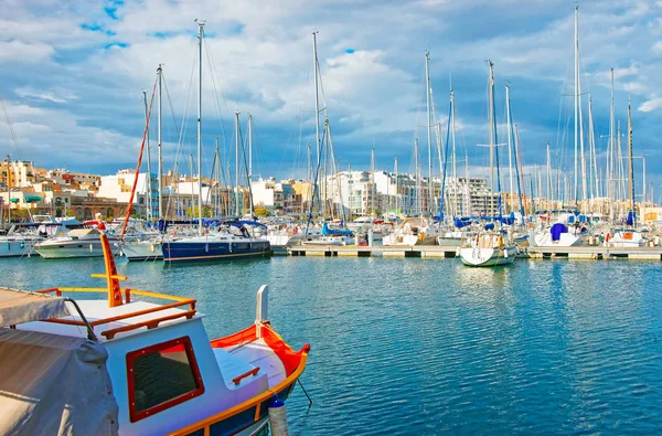 在马耳他岛 Msida 码头的机动艇 — 图库照片