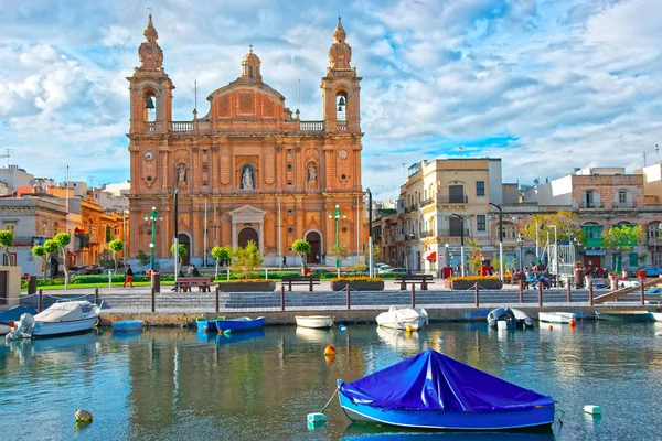 Malta Adası Parish Kilisesi ve Msida marina liman.