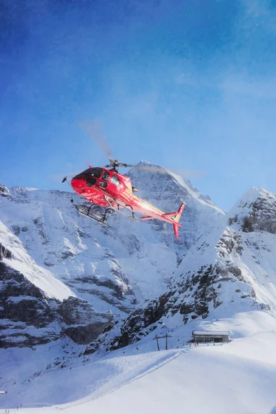 Maennlichen 2013年12月31日 红色直升机在瑞士高山山 Maennlichens 附近飞行 在冬天 — 图库照片