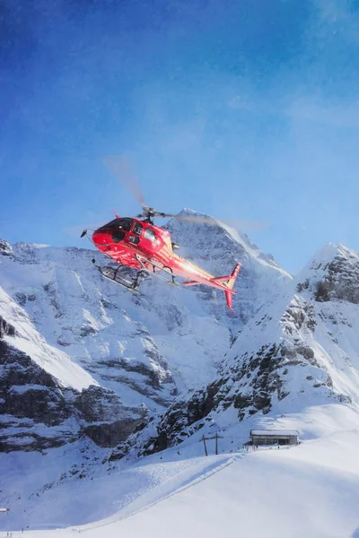 Maennlichen Suíça Dezembro 2013 Helicóptero Vermelho Voando Perto Montanha Alpina — Fotografia de Stock