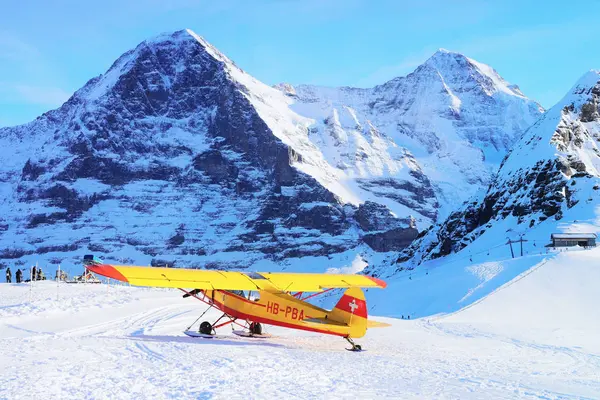 Maennlichen 2013年12月31日 黄色飞机在高山高山山顶在 Maennlichen 冬天瑞士阿尔卑斯 — 图库照片