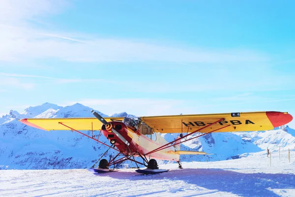 Maennlichen 2013年12月31日 黄色飞机在高山高山山顶在 Maennlichen 冬天瑞士阿尔卑斯 — 图库照片