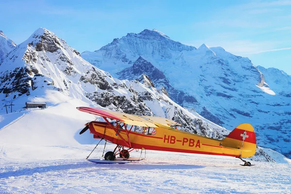 Maennlichen Schweiz December 2013 Gult Flygplan Berget Alpina Toppar Maennlichen — Stockfoto