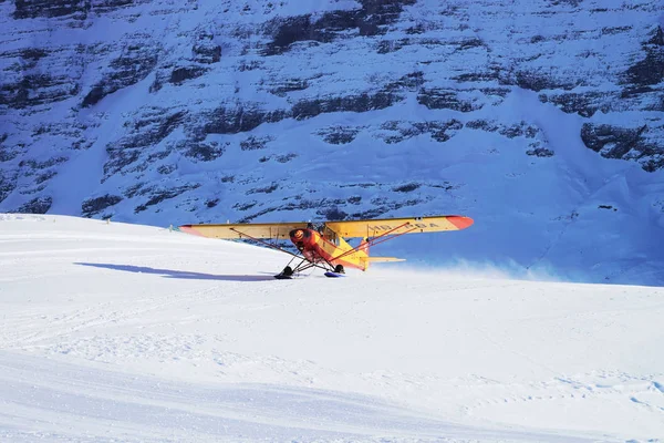 Maennlichen Zwitserland December 2013 Gele Vliegtuig Berg Alpen Pieken Maennlichen — Stockfoto
