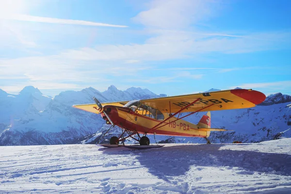 Maennlichen 2013年12月31日 Maennlichen 的黄色飞机在山阿尔卑斯山顶在冬天瑞士 — 图库照片