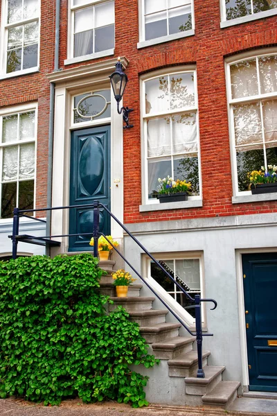 Amsterdam, Hollanda geleneksel mimarisinin bir bina girişinde.