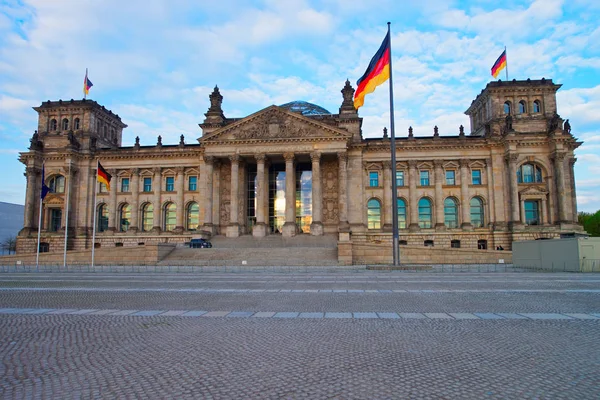 德国柏林的国会大厦 国会大厦是一个知名的大厦被安置在 Konigsplatz Bundestag 德国议会 在德国国会大厦工作 — 图库照片