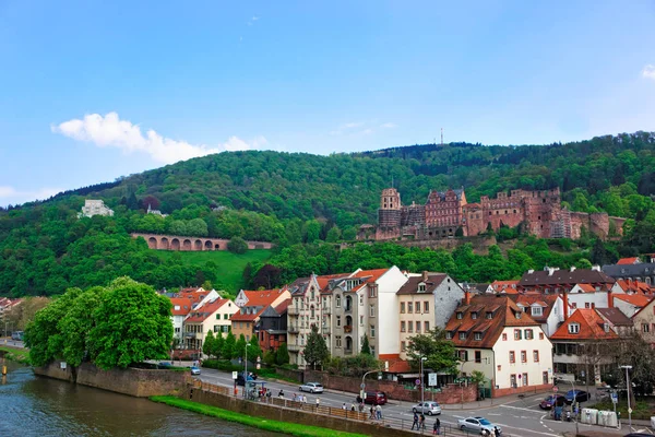 Neckar 河码头和夏季海德堡的城市景观 — 图库照片