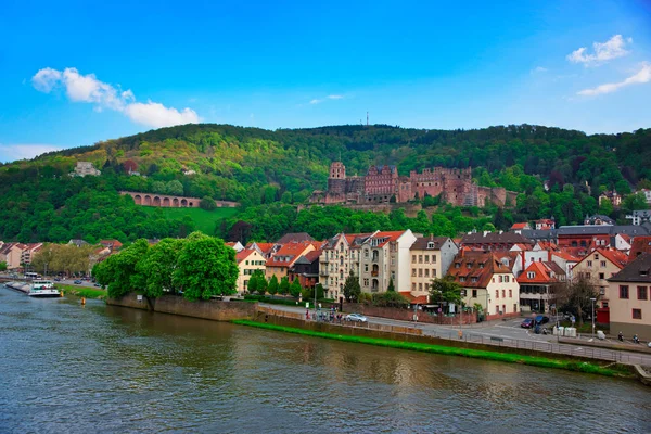 Neckar 河的码头和夏天海得尔堡的城市看法在德国 — 图库照片