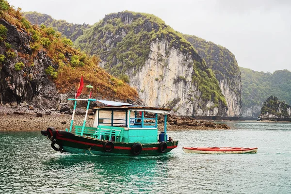 Halong Vietnam Února 2016 Loď Long Bay Vietnam Vápencové Ostrovy — Stock fotografie