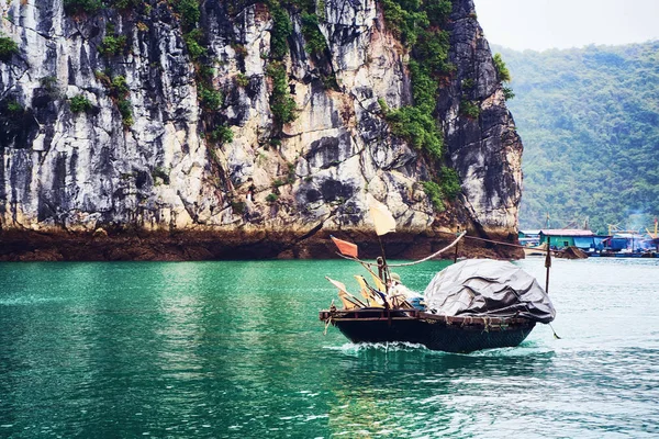 Halong Vietnam Februari 2016 Båt Long Bay Vie Kalksten Öar — Stockfoto