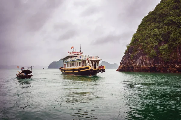 Halong Vietnam Februari 2016 Kryssningsfartyg Long Bay Vietnam Kalksten Öar — Stockfoto