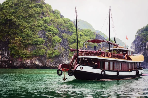 Halong Vietnam Februari 2016 Kryssningsfartyg Long Bay Vie Kalksten Öar — Stockfoto