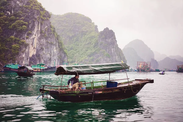 Halong Vietnam Februari 2016 Fiskebåt Long Bay Vie Kalksten Öar — Stockfoto