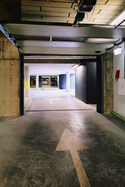 Estacionamento Subterrâneo Moderno Prédio Apartamentos — Fotografia de Stock