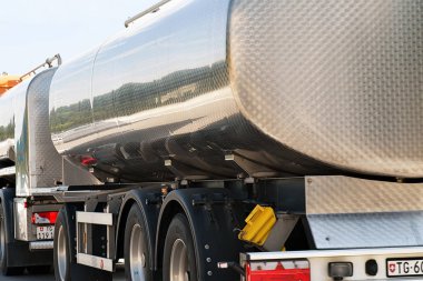 Bern, İsviçre - 31 Ağustos 2016: Tanker depolama gemi İsviçre de yol