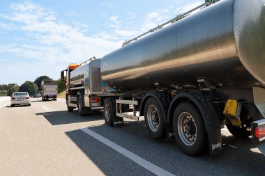 Bern, İsviçre - 31 Ağustos 2016: Tanker depolama gemi İsviçre karayolu üzerinde