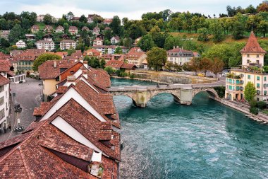 Bern, İsviçre - 31 Ağustos 2016: Unterbrucke köprüden Aare nehri ve çatıları, Bern, İsviçre. Nydeggbrucke köprü