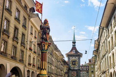 Bern, İsviçre - 31 Ağustos 2016: Zahringen Çeşmesi'ne ve eski şehir merkezi Bern, İsviçre Kramgasse sokakta Zytglogge Saat Kulesi