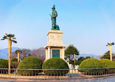 Busan, Güney Kore - 14 Mart 2016: adam heykeli Yongdusan Park Busan, Güney Kore