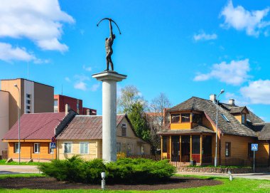 Druskininkai, Litvanya - 1 Mayıs 2017: Archer heykel Druskininkai, Litvanya döner hareket ile Kavşağı'nda.