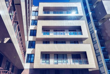 Druskininkai, Litvanya - 1 Mayıs 2017: Apartmanlar çağdaş Avrupa kompleksi. Tonda