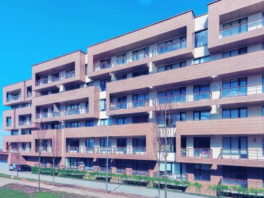 Druskininkai, Litvanya - 1 Mayıs 2017: Çağdaş Avrupa daire konut binası. Tonda