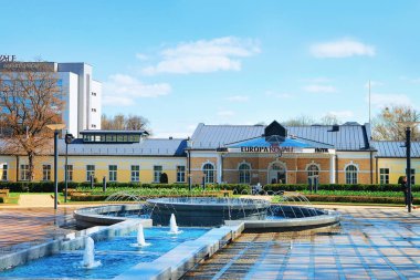 Druskininkai, Litvanya - 30 Nisan 2017: Çeşme Druskininkai, Litvanya central Park'ta. İnsanlar arka planda