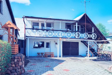 Druskininkai, Litvanya - 1 Mayıs 2017: İlginç bir dekora, Druskininkai Modern kır evi. Tonda