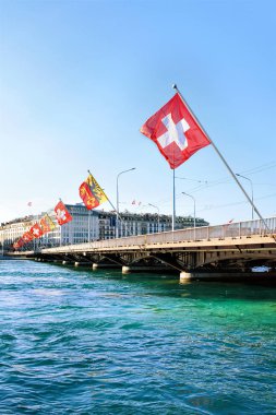 Geneva, İsviçre - 30 Ağustos 2016: Cenevre Gölü ve Mont-Blanc ile Köprü birçok bayrakları, Cenevre, İsviçre. İnsanlar arka planda