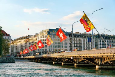 Geneva, İsviçre - 30 Ağustos 2016: Köprü bayraklı, Cenevre şehir İsviçre Cenevre Gölü ve Mont-Blanc. İnsanlar arka planda