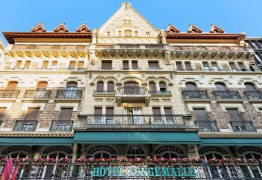Geneva, İsviçre - 30 Ağustos 2016: Hotel at yer Longemalle Square Geneva Şehir merkezinde, İsviçre İsviçre bayrağı ile