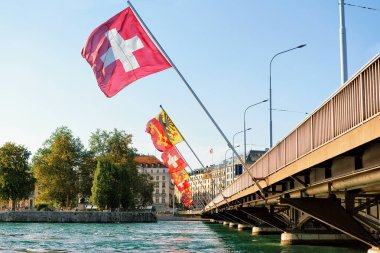 Geneva, İsviçre - 30 Ağustos 2016: Mont Blanc Köprüsü üzerinde Cenevre Gölü, Cenevre şehir İsviçre İsviçre bayrağı ile. İnsanlar arka planda