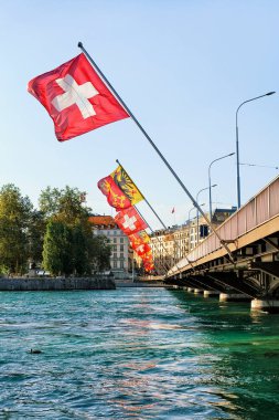 Geneva, İsviçre - 30 Ağustos 2016: Mont Blanc köprü Cenevre şehir İsviçre'deki Cenevre Gölü üzerinden İsviçre bayrağı ile.