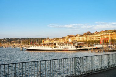 Geneva, İsviçre - 30 Ağustos 2016: Vapur iskelede Promenade du Lac setin yaz, Cenevre, İsviçre görülen Cenevre Gölü. İnsanlar arka planda