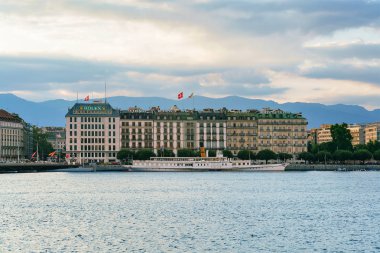 Geneva, İsviçre - 30 Ağustos 2016: Beyaz feribot içinde Cenevre Gölü yakınındaki Quai du Mont-Blanc için yapılan yaz, Geneva, İsviçre.