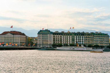 Geneva, İsviçre - 30 Ağustos 2016: Beyaz feribot Cenevre Gölü yakınındaki Quai du Mont-Blanc için yapılan yaz Cenevre, İsviçre '.