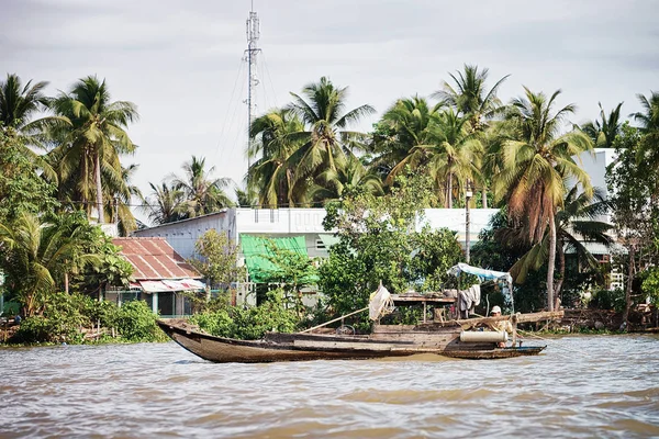 Can tho, Vietnam - 28 Şubat 2016: Bir tekne içinde Can Tho, Vietnam Mekong Delta Floating Market