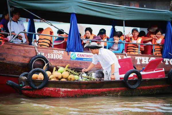 越南芹苴 2016年2月28日 男子在船上卖椰子给游客在三角洲湄公河的漂浮市场上 — 图库照片