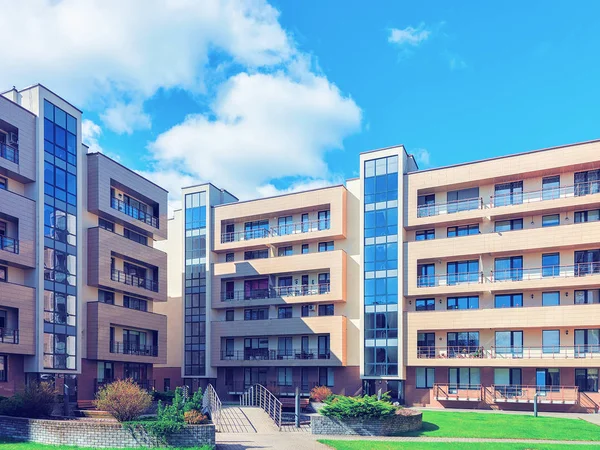Druskininkai, Litvanya - 1 Mayıs 2017: Konut çağdaş Avrupa kompleksi. Tonda