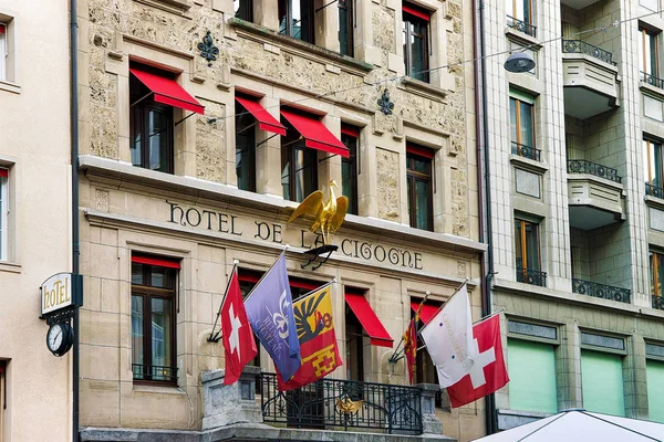 Genf Svájc Augusztus 2016 Zászlók Épületek Place Longemalle Téren Város — Stock Fotó