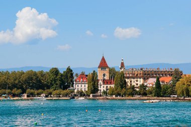 Lausanne, İsviçre - 26 Ağustos 2018: Quay Lozan, İsviçre Chateau yiyen ve Cenevre Gölü. İnsanlar arka planda