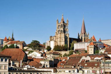 Lausanne, İsviçre - 26 Ağustos 2018: Katedrali Notre Dame Lozan, İsviçre. Le Flon semtinden gördüm