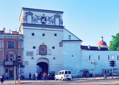 Vilnius, Litvanya - 19 Mayıs 2017: Sokak görünümü şafak eski kapısı üzerinde eski şehir Vilnius, Litvanya. İnsanlar arka planda. Tonda