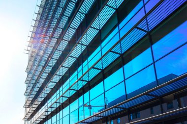 Mavi gökyüzünü yansıtan yapı, metal ve cam futuristik gökdelen Windows. Tonda