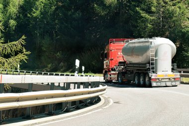 Zermatt, İsviçre - 24 Ağustos, 2016: kamyon Sarnıcı Visp, İsviçre Valais canton, yolda.