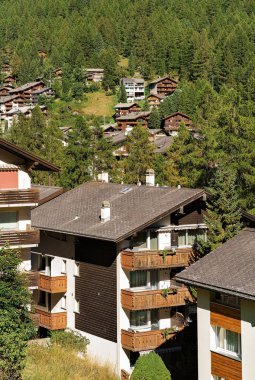 Zermatt, İsviçre - 24 Ağustos, 2016: Dağları, Zermatt, İsviçre yaz aylarında geleneksel ahşap İsviçreli chalets